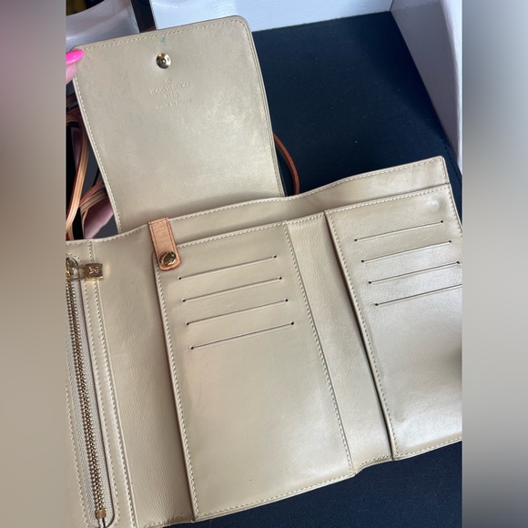 Authentic Louis Vuitton Vernis Crossbody Wallet - Picture 8 of 14